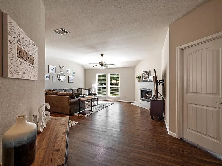 2413 Michelle Creek Dr — Photo 4
