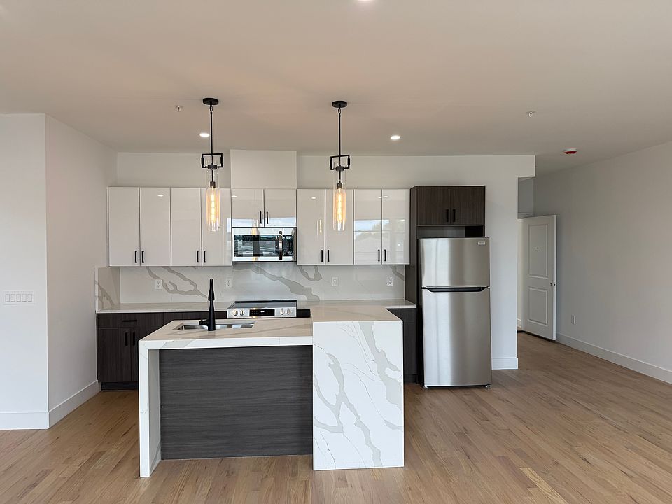 1st image of 558 Rahway Ave #1