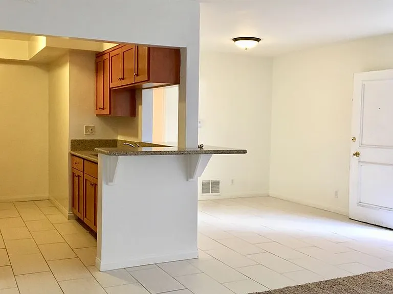 116 N Western Ave — Photo 10