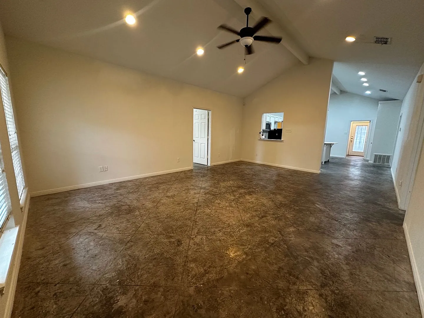 Spacious 4bd/4.5bth House - 912 Oakwood — Photo 2