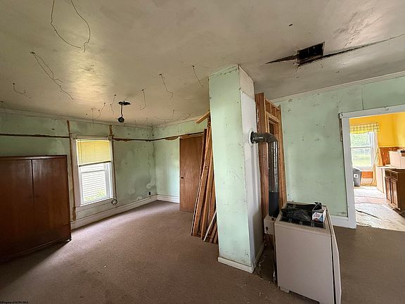 4th image of 402 Center St