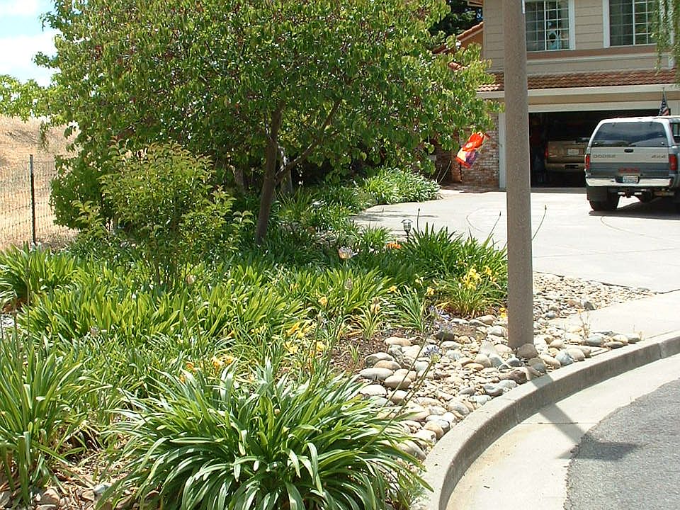 Lrg Driveway end cul-de-sac
