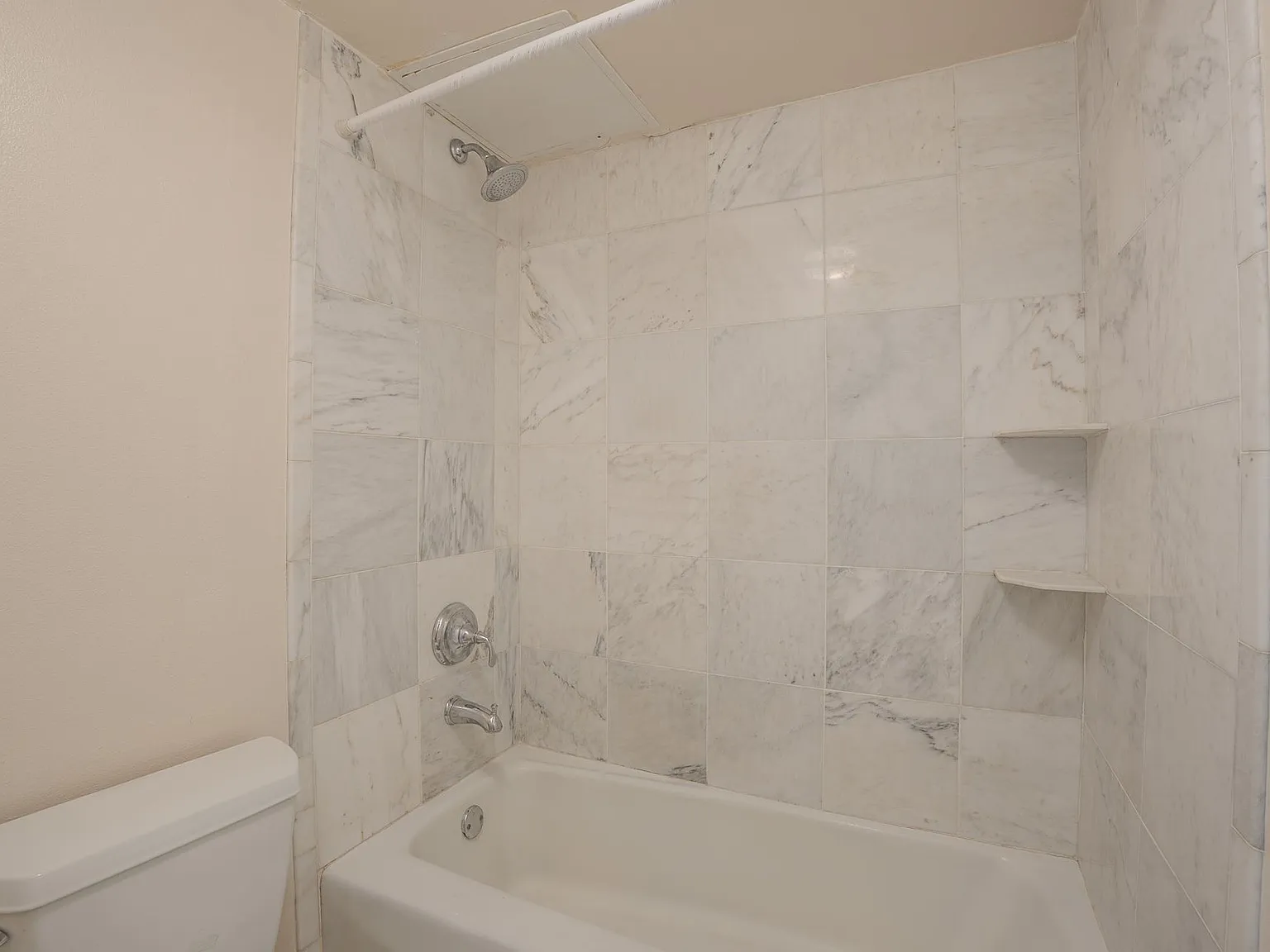 3055 N Oakland Ave — Photo 4