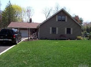 27 Essex Dr, Hauppauge, NY 11788