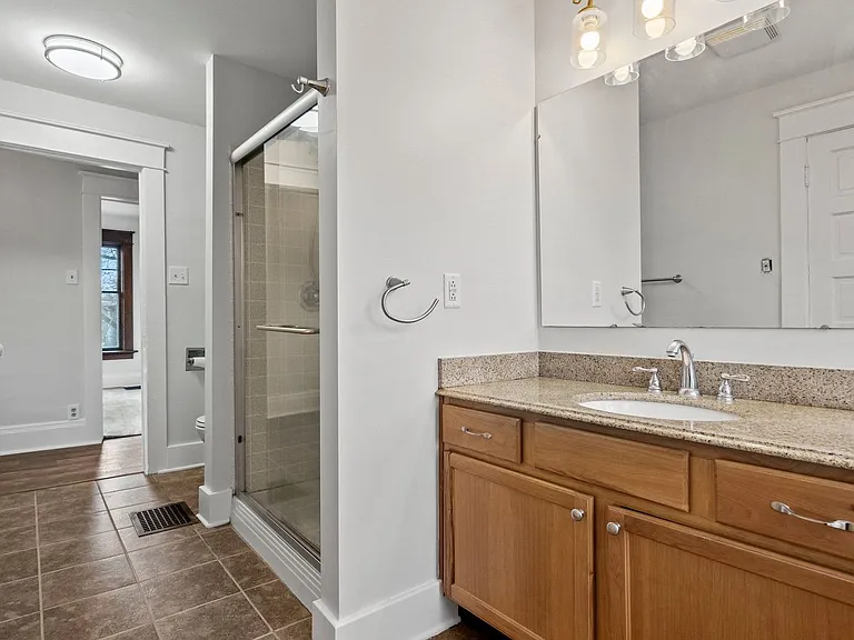 1213 W Jefferson Blvd — Photo 27