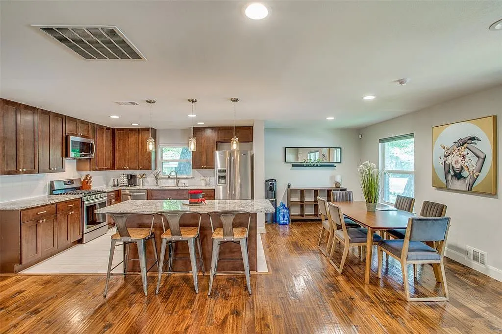 3 bed, 2268 sqft, $2,800 — Photo 2