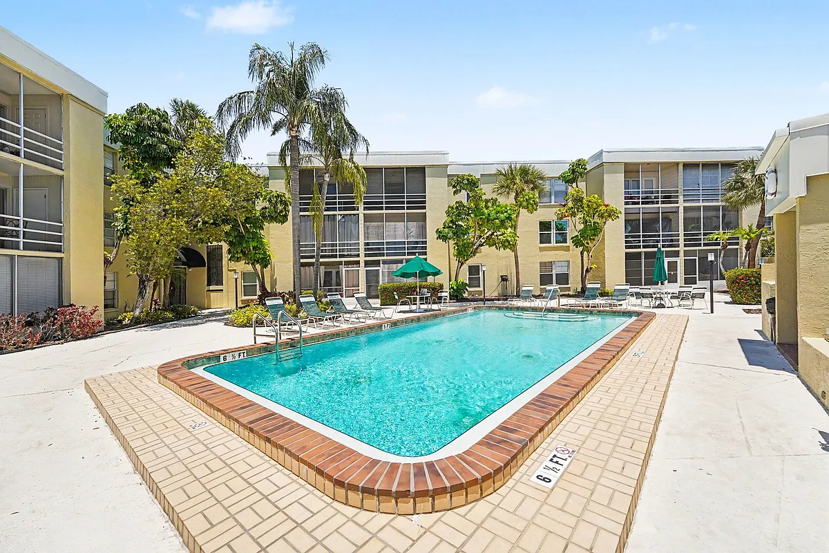 Community Pool w/Clubhouse - 2302 S Manhattan Ave #201