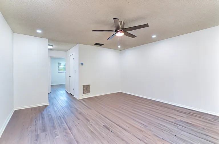 1100 NE 18th St #4 — Photo 1