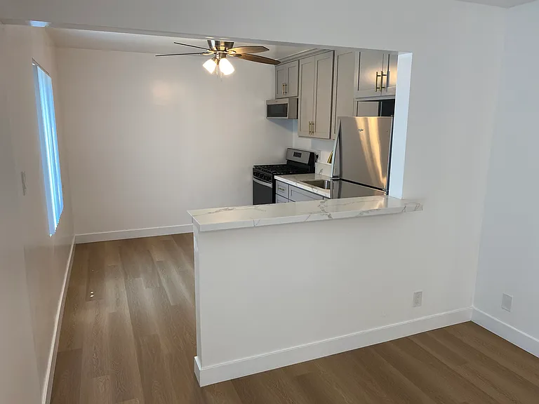 Sussex House Apartments — Photo 8