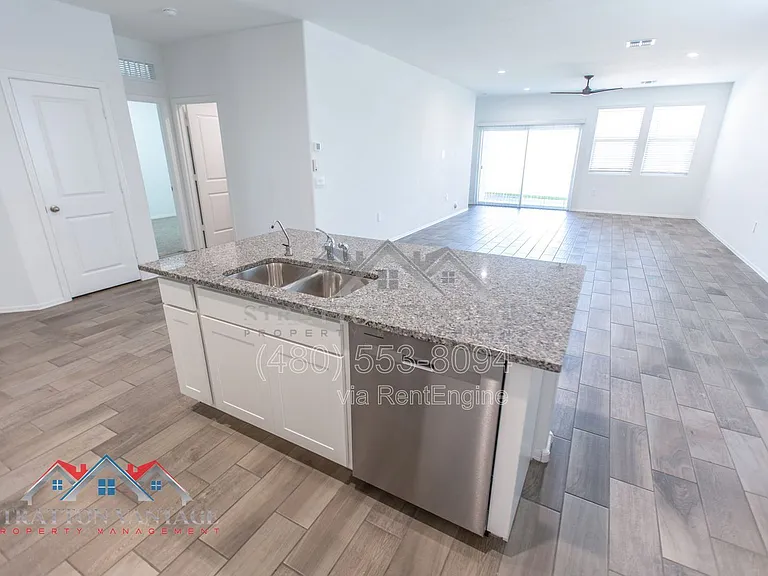 1330 W Hess Ave — Photo 20