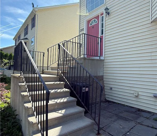 220 7th St — Photo 2