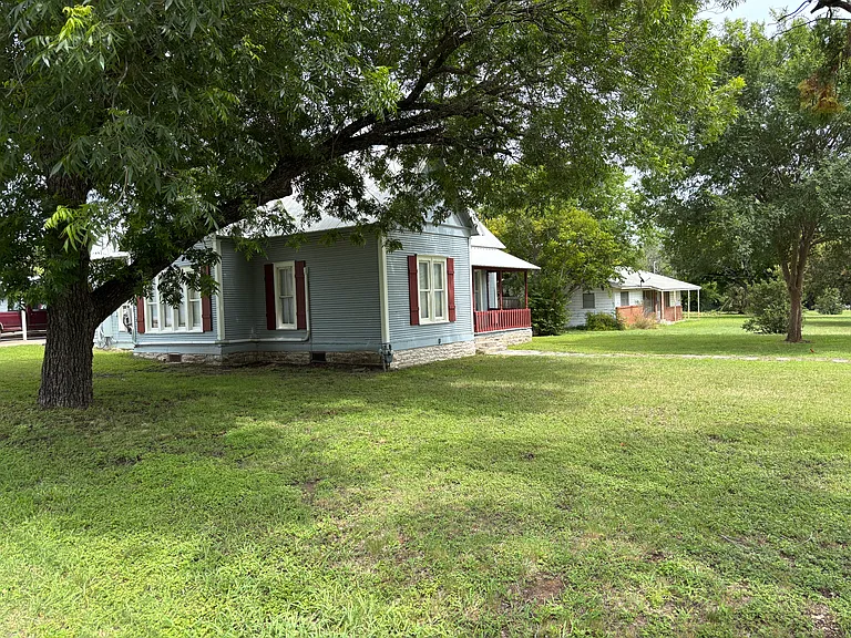 413 N Pecan St — Photo 29