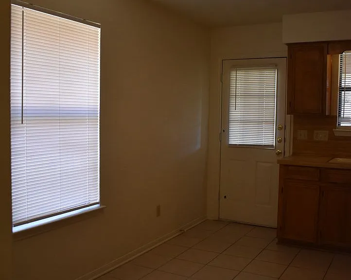 907 Crymes Ln — Photo 7