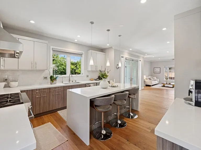 2608 Bryant St — Photo 2
