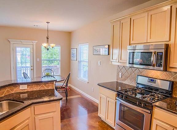 3rd image of 443 Summer Dr