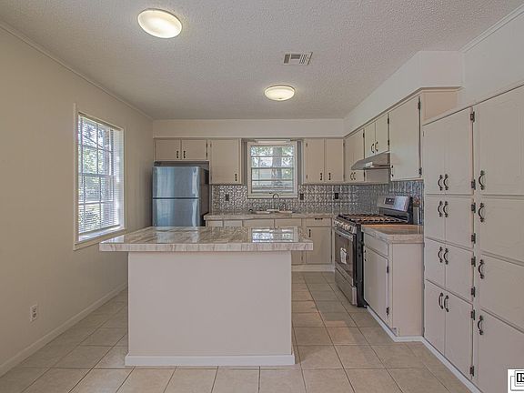 5th image of 224 W Heights Dr