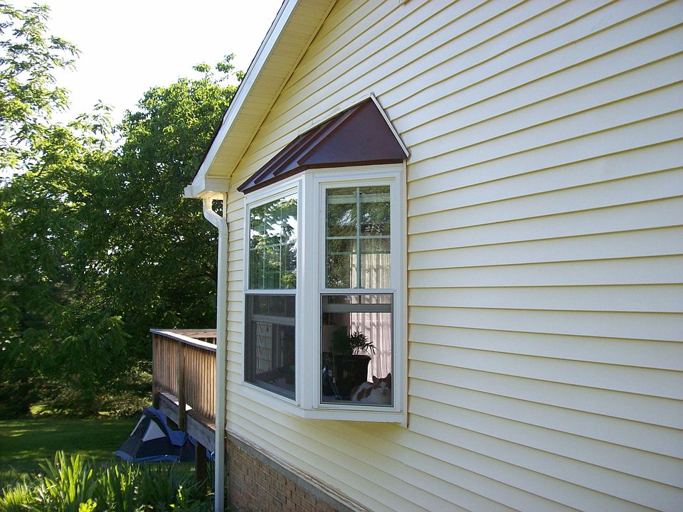 Bay window in dining rm