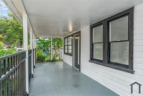 3 bed, 1000 sqft, $2,690 — Photo 2