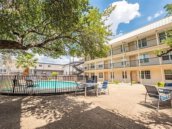 2nd image of 910 Duncan Ln APT 13