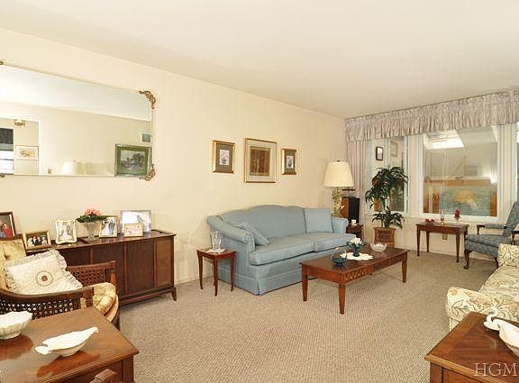 3rd image of 128 Jennifer Ln