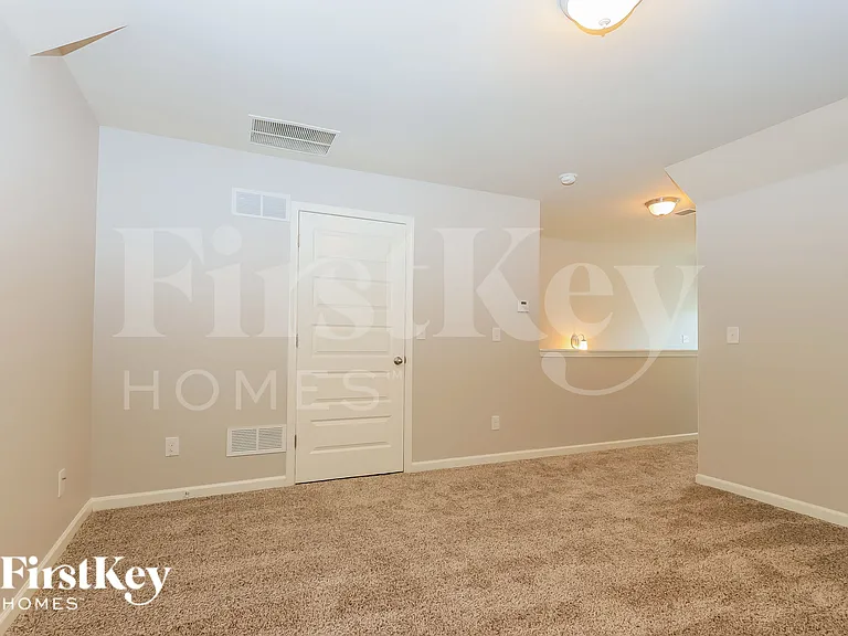 569 Carleton Pl — Photo 8