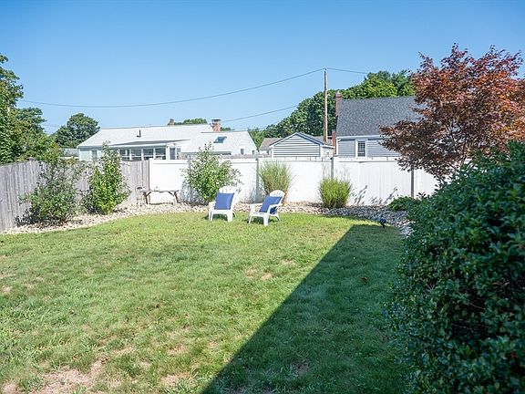 4th image of 156 Oak St