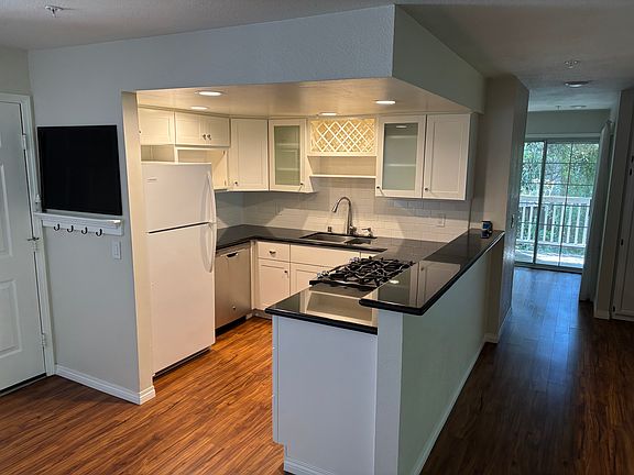 3rd image of 877 Nipomo St Unit H