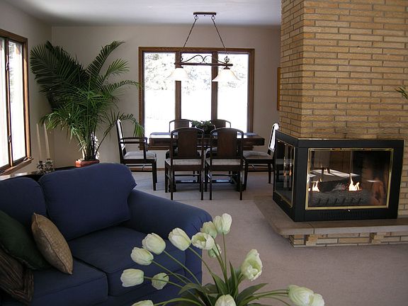 Open floor plan great for entertaining.