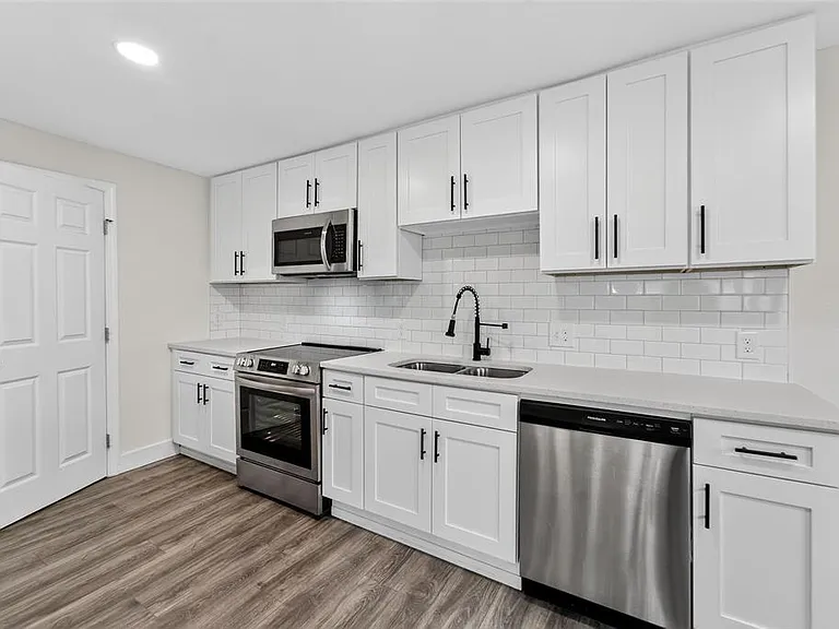 2525 W Beach St — Photo 12