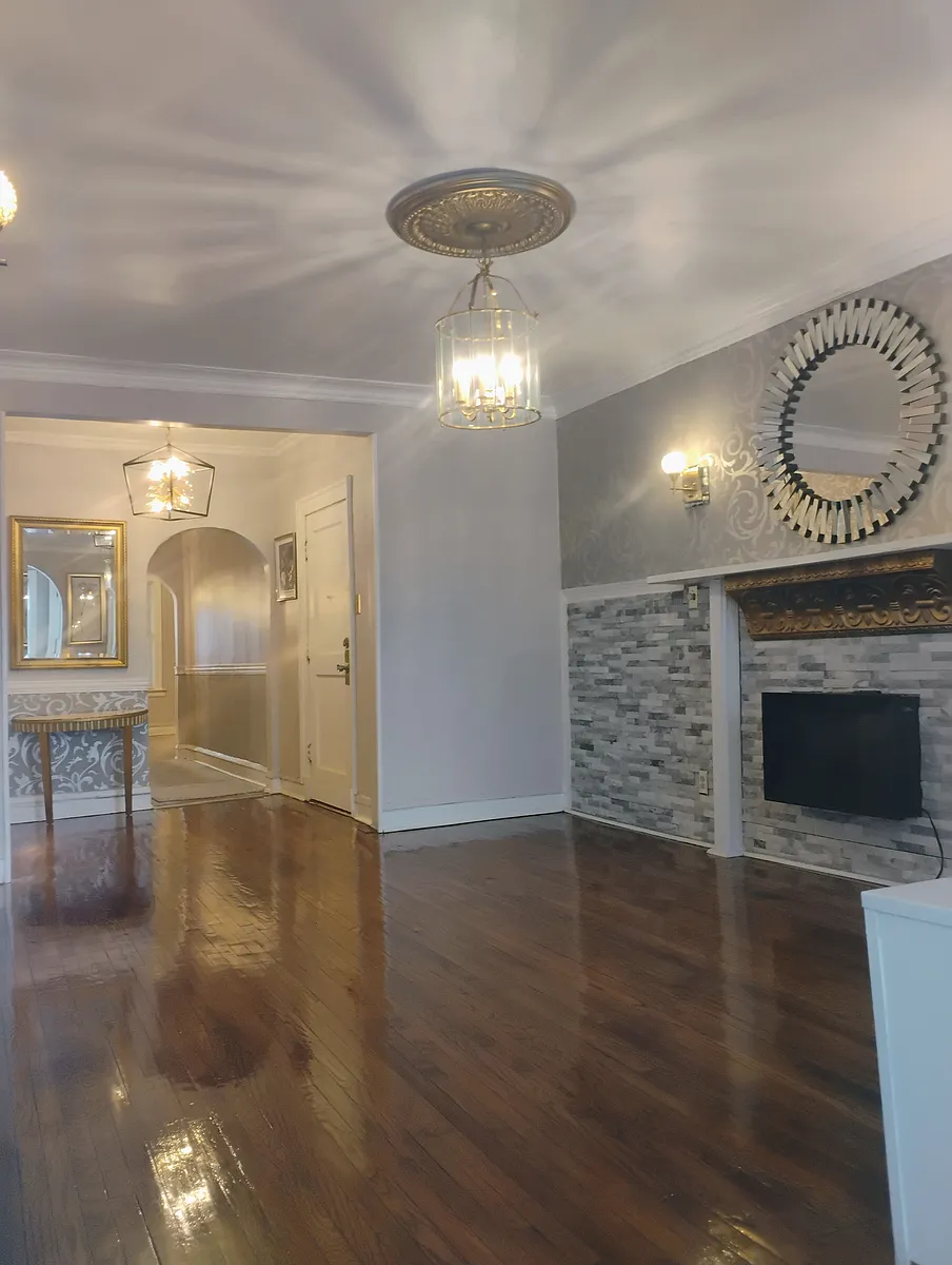 Building Photo - 6744 S Clyde Ave #3W
