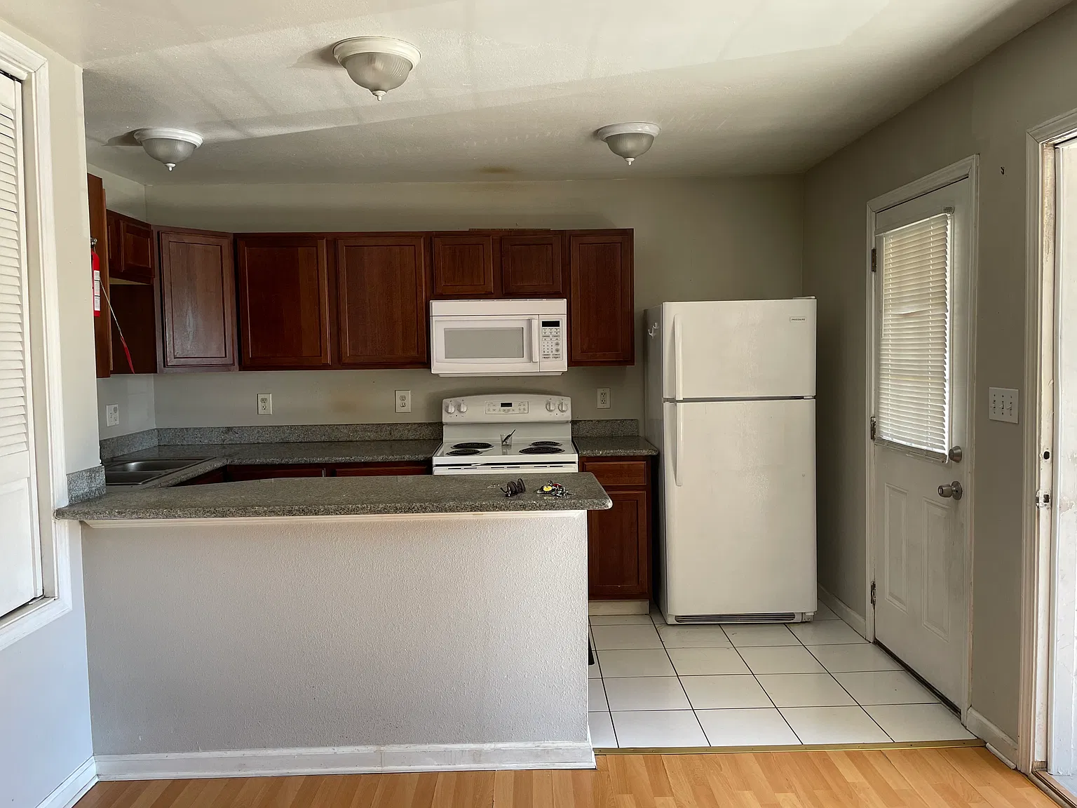 2 bed, $1,000 — Photo 2