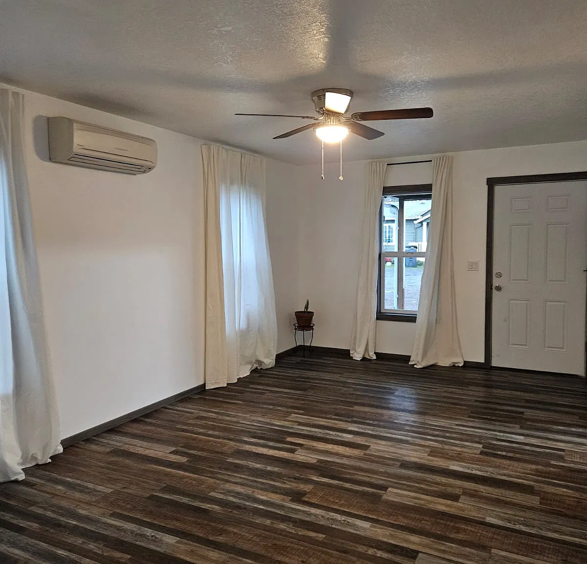 3 bed, 1100 sqft, $2,200 — Photo 3