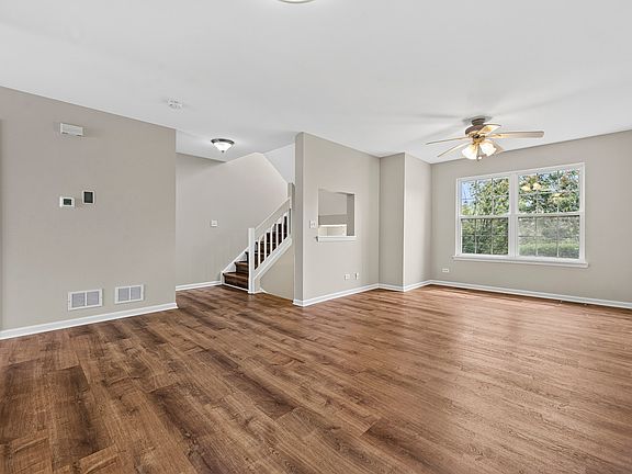 3rd image of 304 Holiday Ln