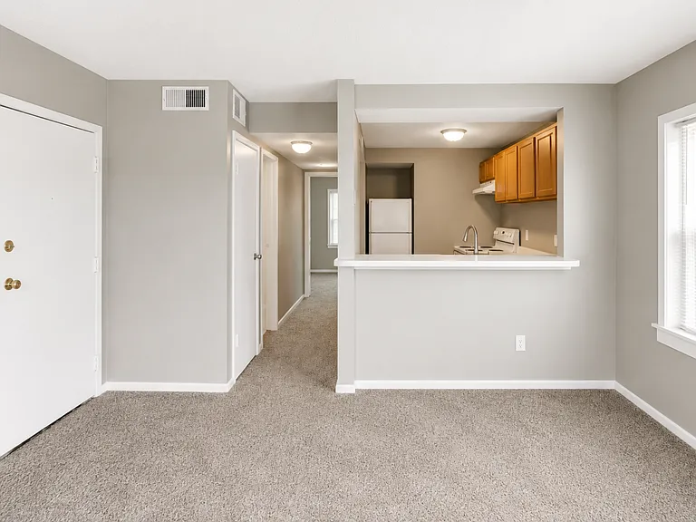 Roanoke Court Apartments — Photo 12