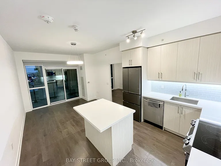 75 Oneida Cres #703 — Photo 3