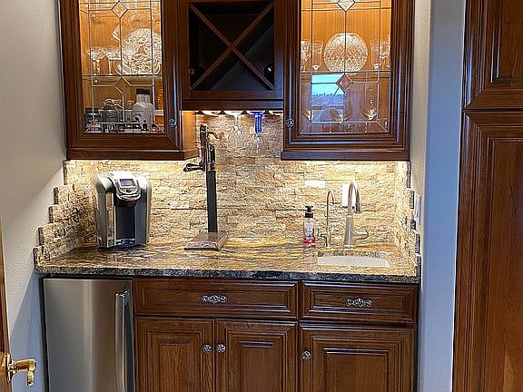 Wet bar/beverage area