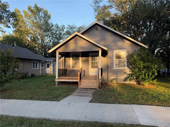 709 S Tremont Ave, Ottawa, KS 66067