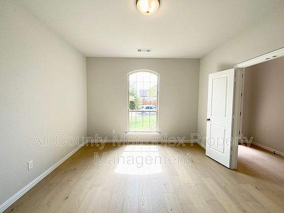 3rd image of 4609 White Oak Ln