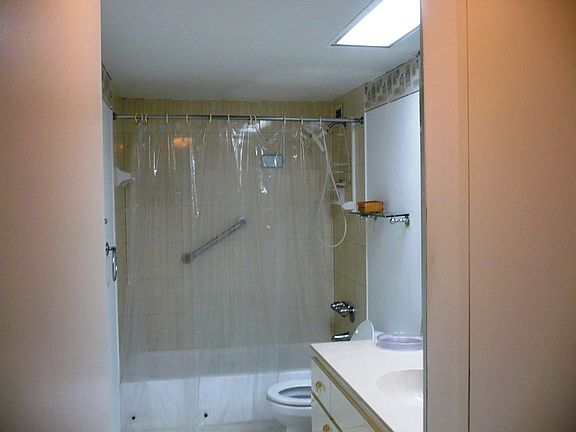 4th image of 5401 Collins Ave Move-in #428