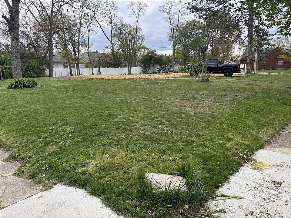2nd image of 901 W Hillcrest Ave