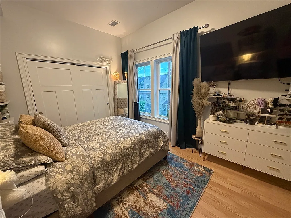 3 bed, 2.0 bath, 1100 sqft, $3,225 — Photo 4