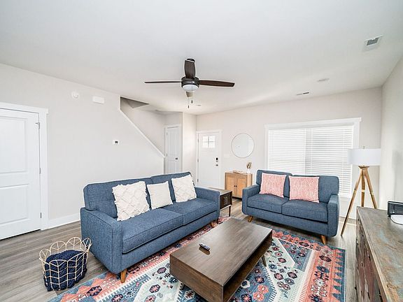 4th image of 10 Villa Ct
