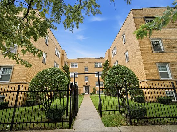 2nd image of 6046 N Francisco Ave APT 2W