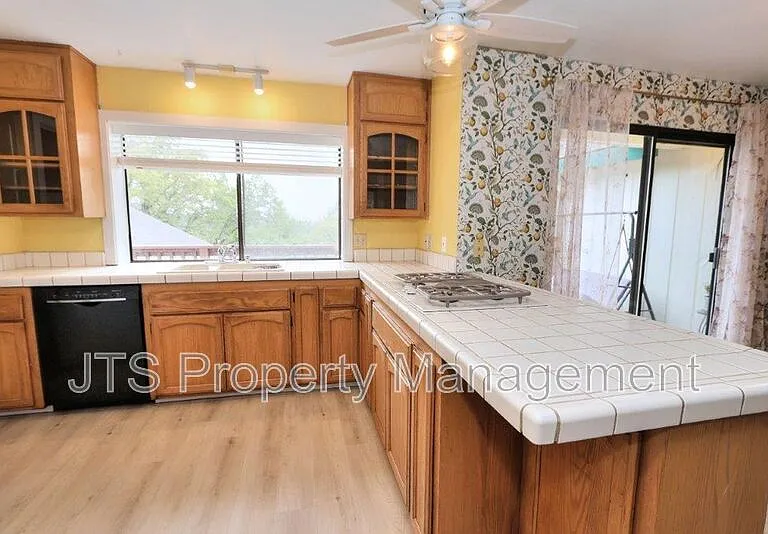 2812 Centennial Ct — Photo 24