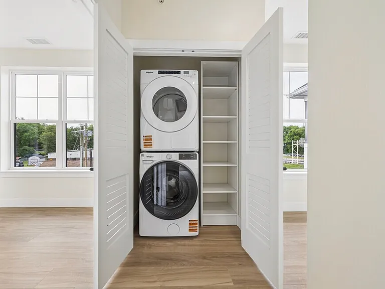 1BR, 1BA - 937SF - Laundry