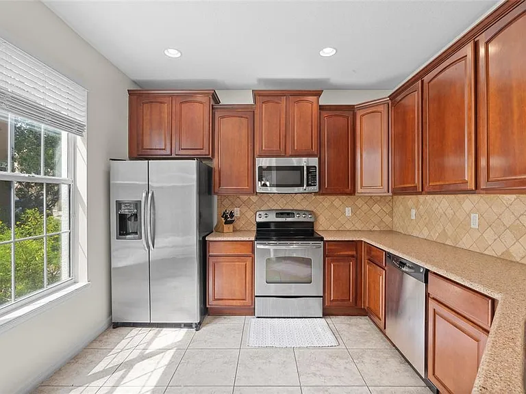 6714 Breezy Palm Dr — Photo 2