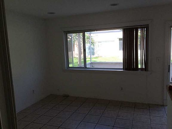 4th image of 820 NW 208th Cir