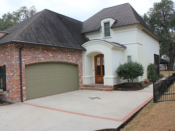 Double garage with front ent