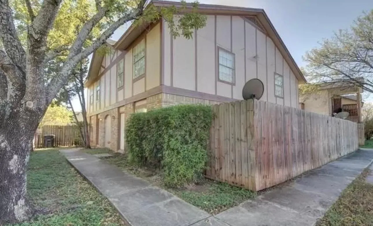 2 bed, 1.5 bath, 963 sqft, $1,095 — Photo 1