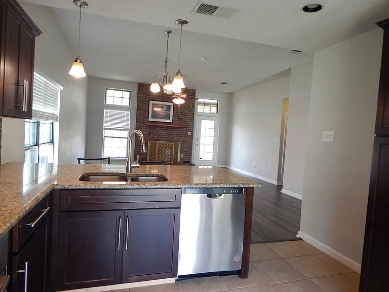 424 Adelaide Dr — Photo 6